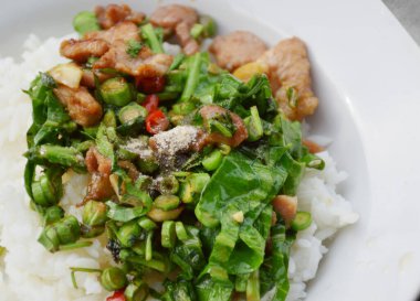 Kızarmış pilav, domuz eti ve sebze.