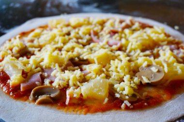 Siyah arka planda sosisli pizza.