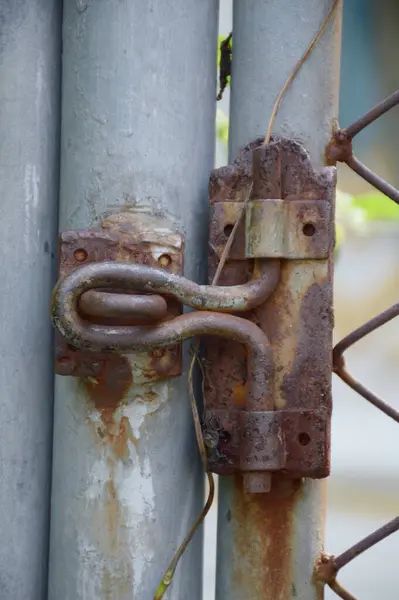 Zincirli paslı metal kapı.