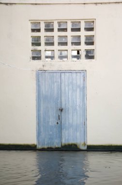 eski ahşap ve beton duvar taşmış.