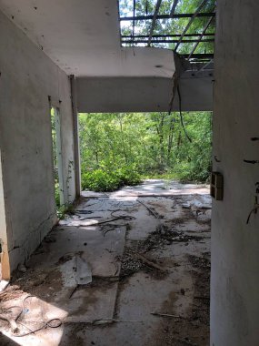 Şehirde terk edilmiş eski bir ev.