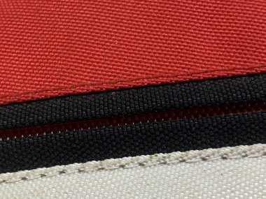 Beyaz ve siyah renkli kırmızı tekstil kumaşını kapat