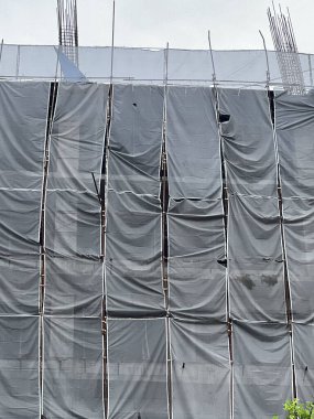 Şehirde bir bina inşa ediliyor.