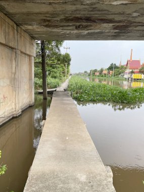 nehir şehrinde köprü