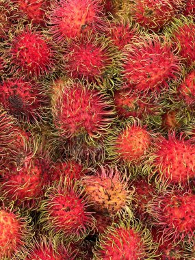 Rambutan meyvesi, markette tatlı meyve.
