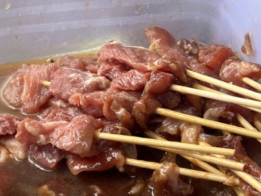 bir tabakta ham domuz şişleri