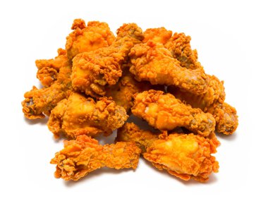 Beyaz arka planda izole edilmiş bir yığın kızarmış baharatlı tavuk..