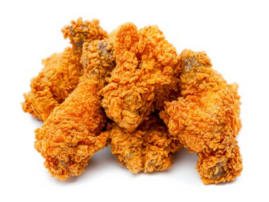 Beyaz arka planda izole edilmiş bir yığın kızarmış baharatlı tavuk..