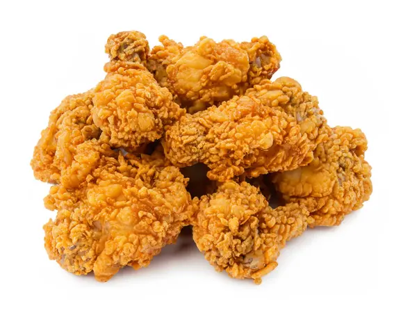 Beyaz arka planda izole edilmiş bir yığın kızarmış baharatlı tavuk..