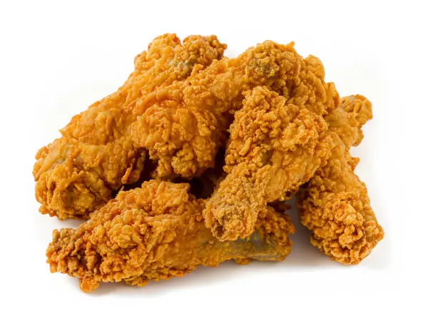 Beyaz arka planda izole edilmiş bir yığın kızarmış baharatlı tavuk..