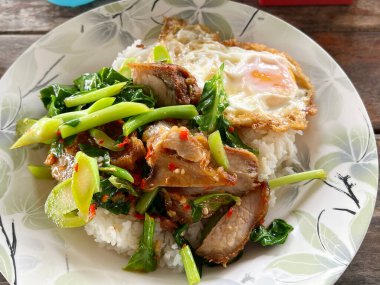 Kızarmış yumurta ve sebzeli kızarmış domuz ve pilav.