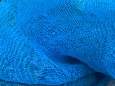 Mavi arkaplanda plastik ağ.