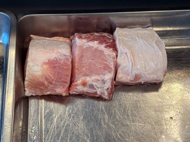 Marketteki ızgarada çiğ domuz eti