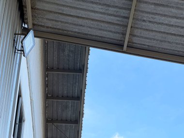 Mavi gökyüzü olan bir evin çatısı