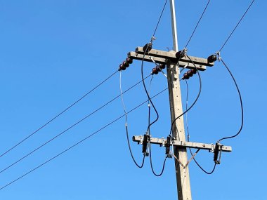 Açık mavi gökyüzünde yüksek voltajlı elektrik hattı. yüksek voltaj çizgisi.