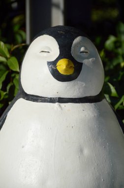 Güzel bir beyaz, siyah ve beyaz penguen heykelinin yakın plan fotoğrafı.