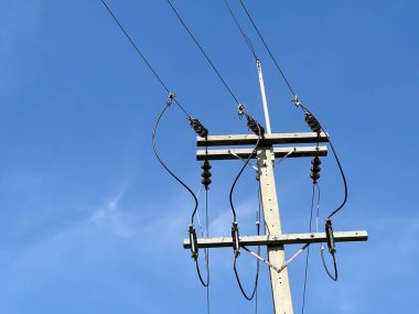 Mavi gökyüzü ile güç hattı