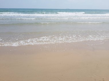 Dalgaları ve denizi olan güzel sahil