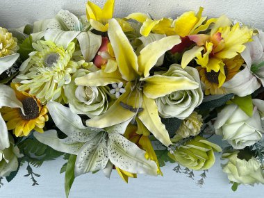 Beyaz arka planda bir buket çiçek ve gül.