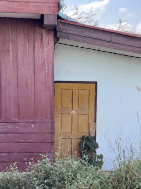 Köydeki eski ahşap ev.