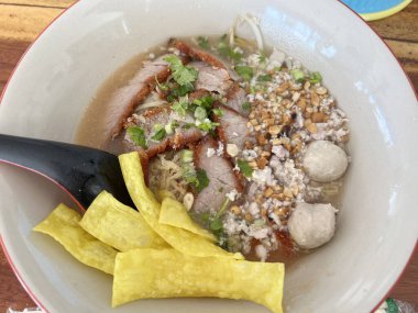 Kırmızı domuz etli Tayland eriştesi çorbası.