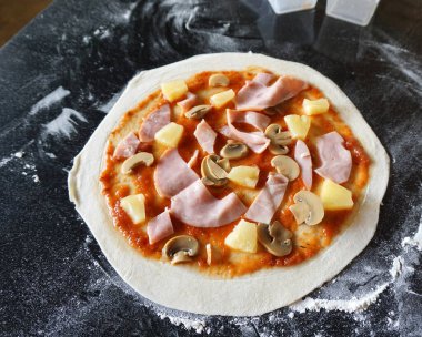 Peynirli ve mantarlı pizza.