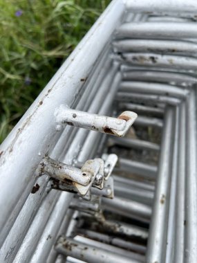 Endüstri sahasındaki metal barı kapat