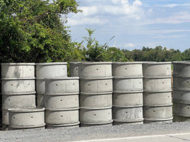 Yeşil çimlerin üzerinde büyük beton varil.