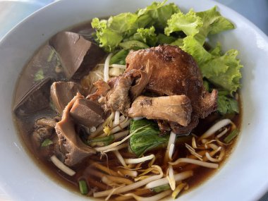 Ördek ve sebzeli erişte.