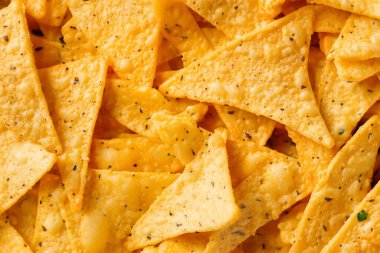 Peynirli, tuzlu ve biberli ev yapımı nacho..