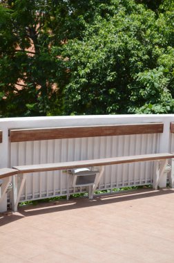 Parktaki boş ahşap bank.