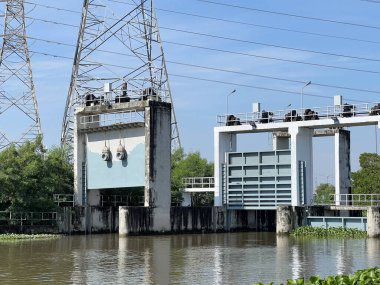 yüksek voltajlı elektrik hattı ve baraj.