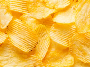 Çıtır çıtır patates cipsi, atıştırmalık arka plan. Üst görünüm