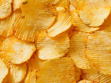 Çıtır çıtır patates cipsi, atıştırmalık arka plan. Üst görünüm