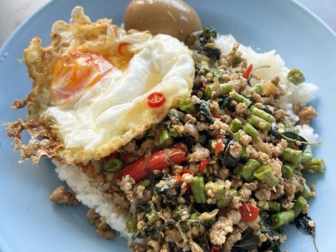 Kızarmış fesleğen ve pirinçli yumurta.