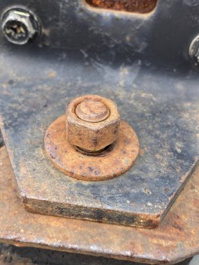 Sanayi binasının inşası için paslı demir.