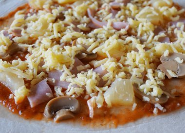 Peynirli ve mantarlı pizza.