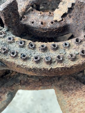 Paslı eski piknik ocağı ızgarası, yakın çekim fotoğrafı..