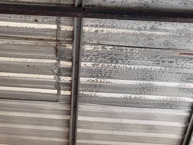 Metal yaprak desenli eski çatıyı kapat