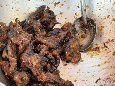 Tabakta kızarmış balık ve sebze.