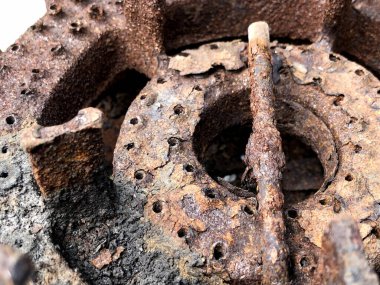 Paslı eski piknik ocağı ızgarası, yakın çekim fotoğrafı..