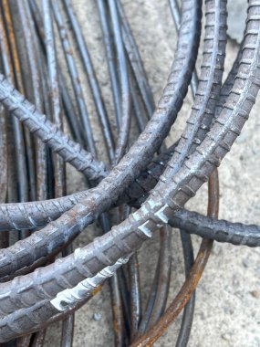 İnşaat alanındaki çelik borular ve kablolar