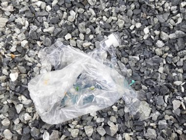 Yerde atık dolu plastik torba.