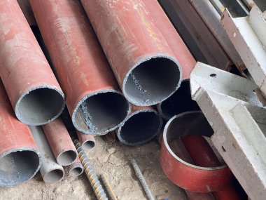 Fabrikadaki inşaat alanında boru ve vanalar..