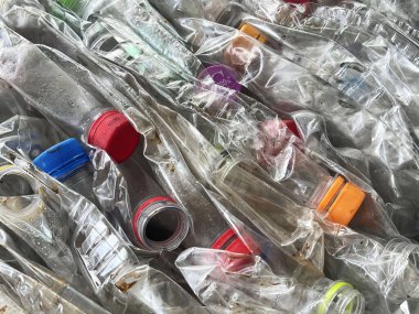 Çöpte plastik şişeler var.