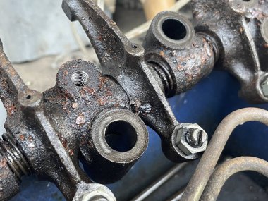 Zincirli eski bir araba motoru.