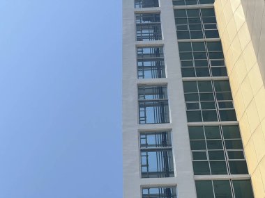 Şehrin modern binası