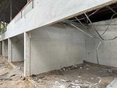 İnşaat iskelesi ve inşaatı olan bir inşaat alanı