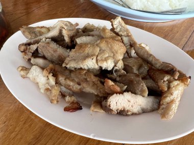 çanak üzerinde ızgara domuz eti