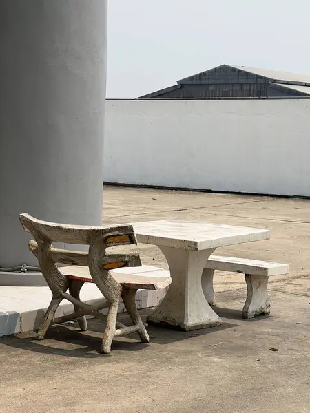 boş beton masa ve beyaz duvar